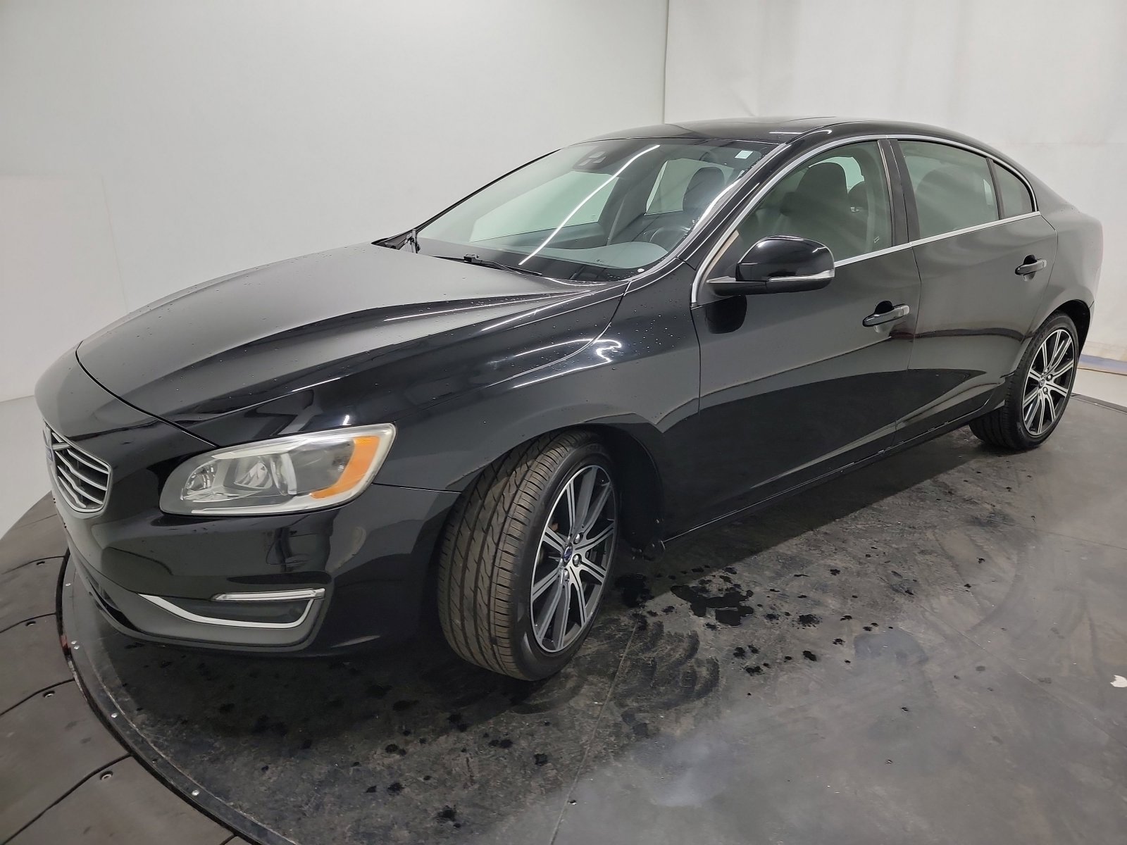Used 2018 Volvo S60 T5 Inscription Platinum image 3