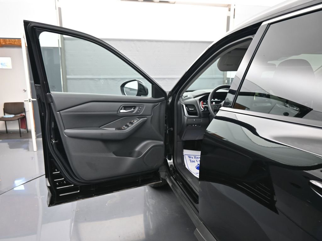 Used 2024 Nissan Rogue SL w/ SL Premium Package image 11