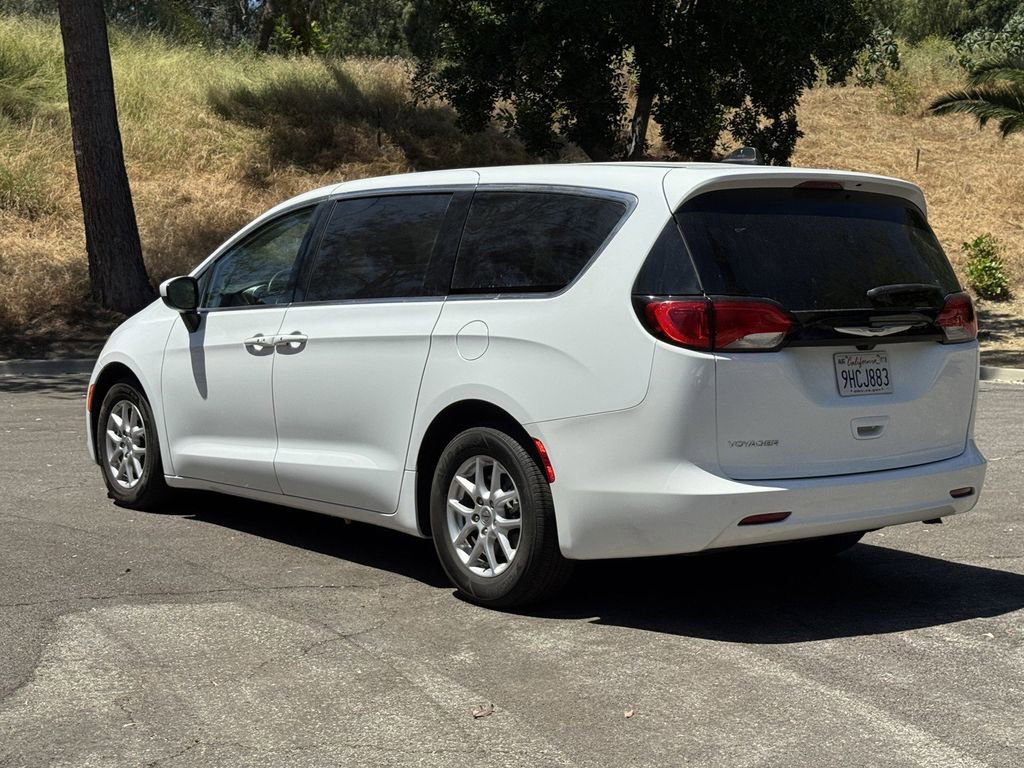 Used 2023 Chrysler Voyager LX FWD image 4