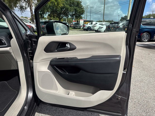 Used 2023 Chrysler Pacifica Touring-L FWD image 11