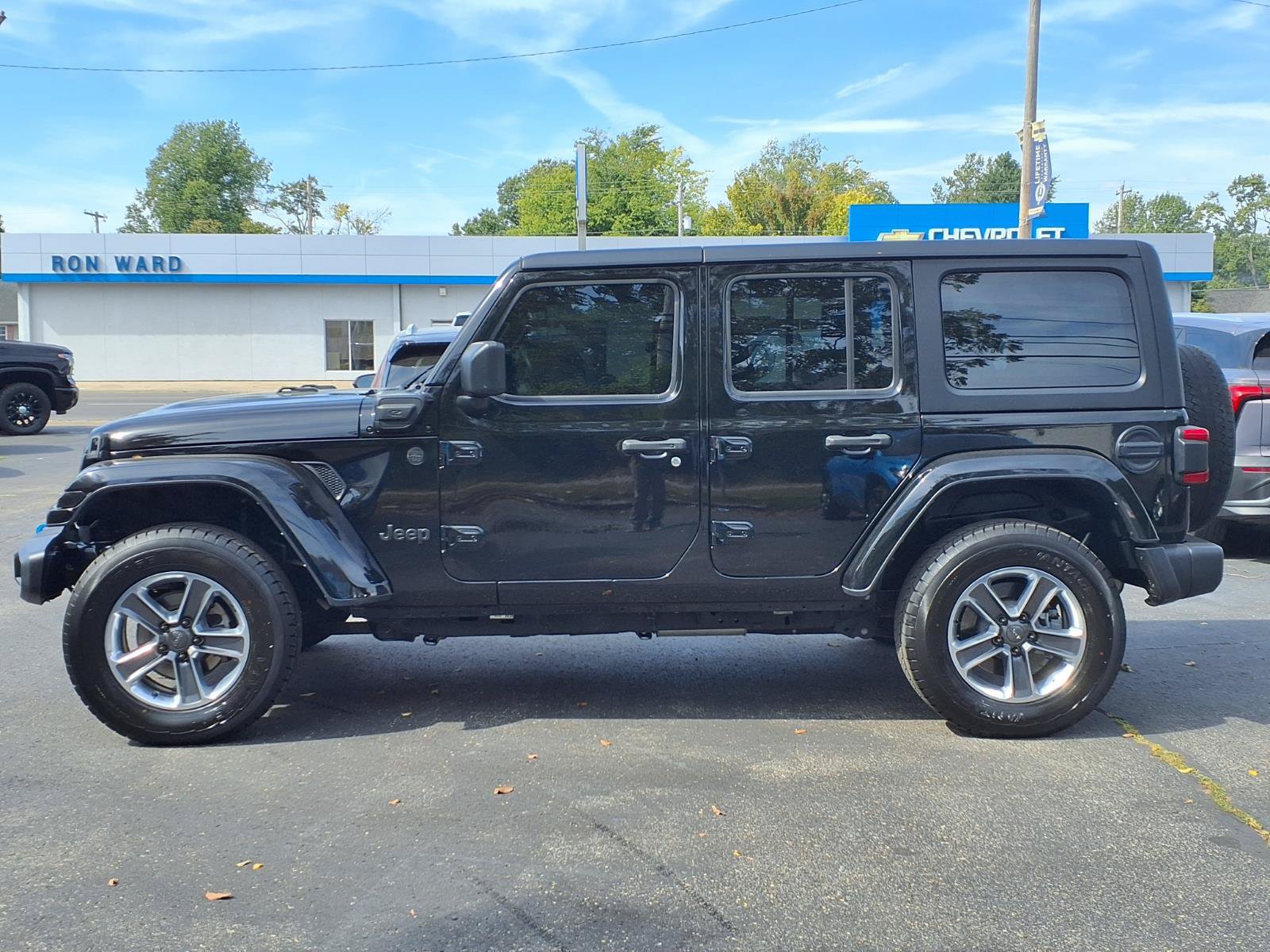 Used 2024 Jeep Wrangler Unlimited w/ Dual Top Group AWD/4WD image 2