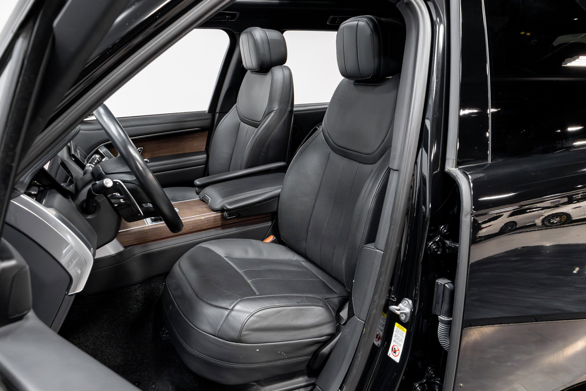 Used 2023 Land Rover Range Rover Long Wheelbase SE image 6