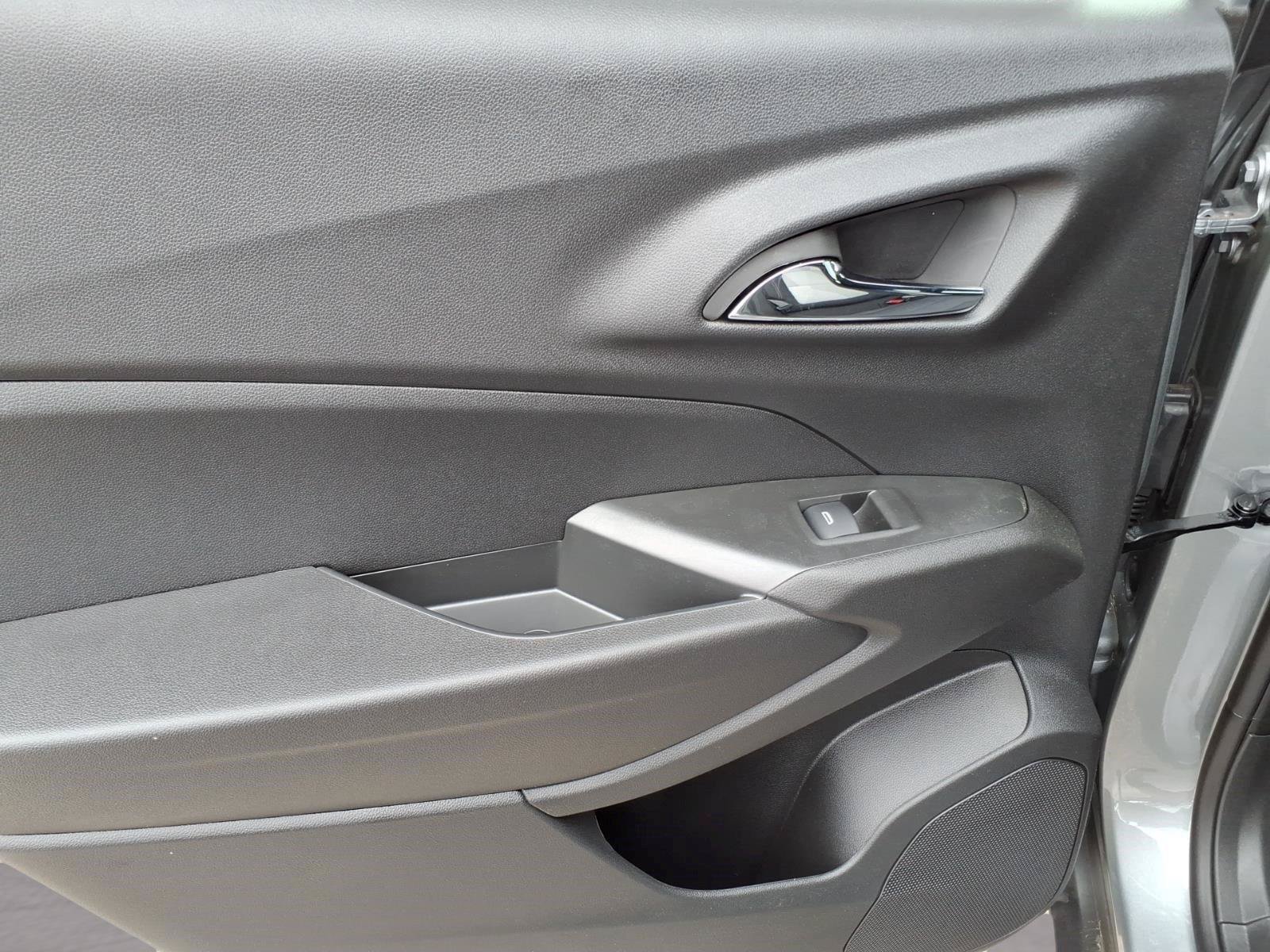 New 2026 Chevrolet Trax RS w/ Sunroof Package FWD image 9