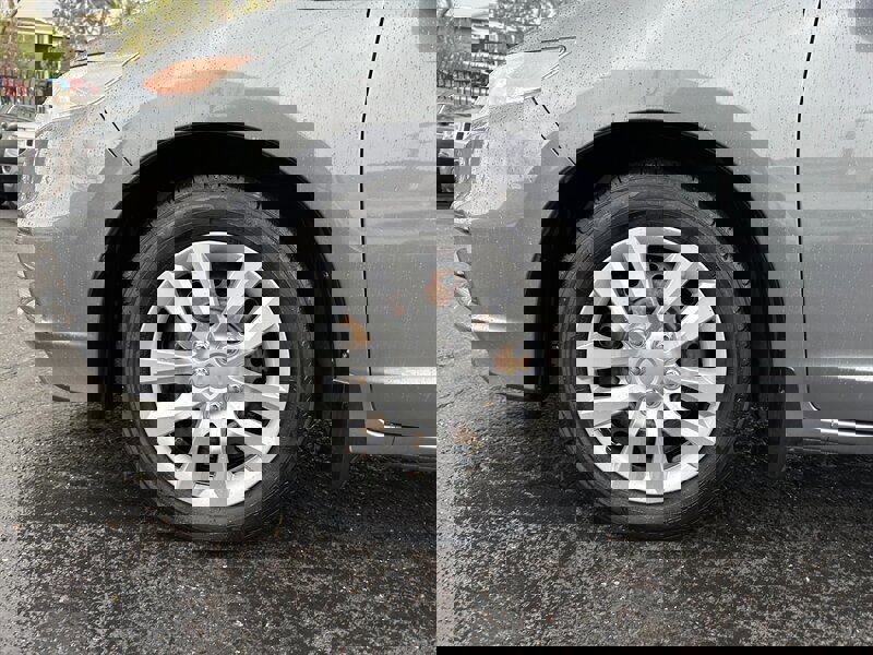 Used 2013 Honda Insight image 9