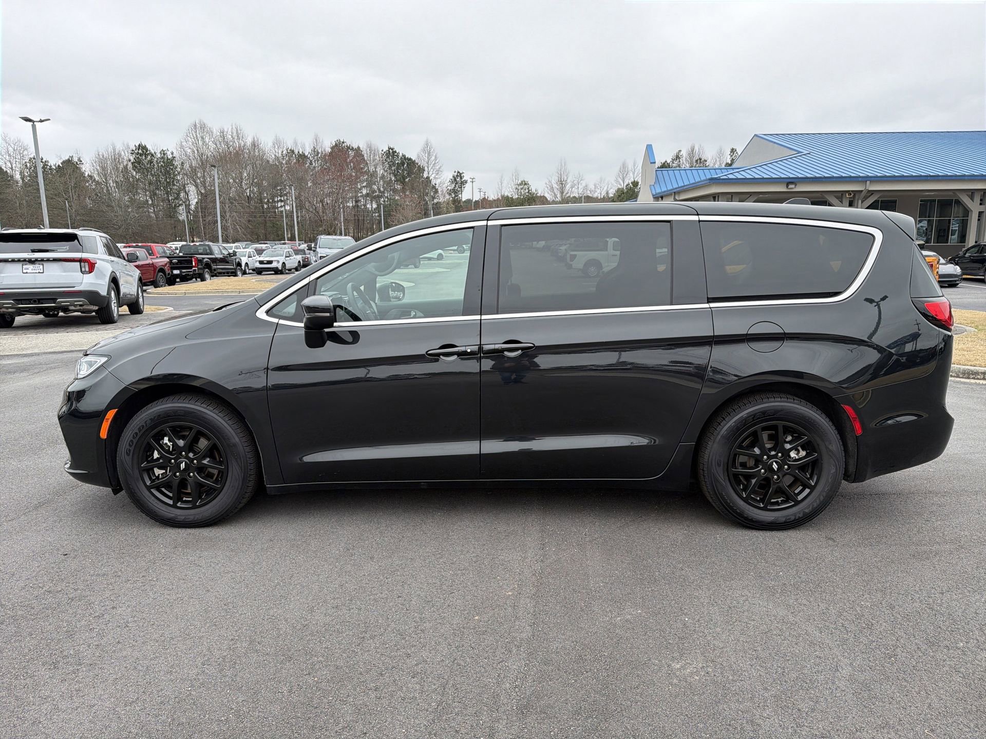 Used 2023 Chrysler Pacifica Touring image 27