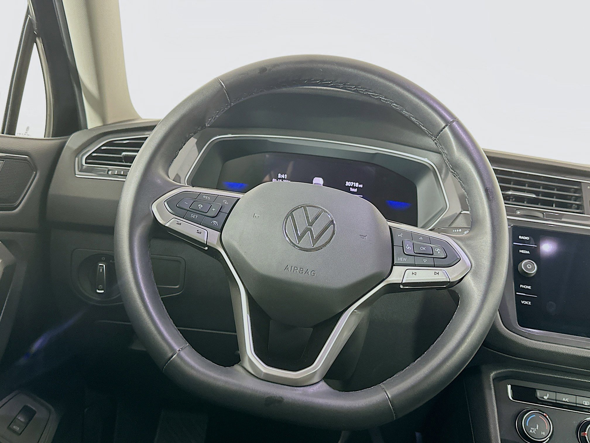 Used 2024 Volkswagen Tiguan SE image 17