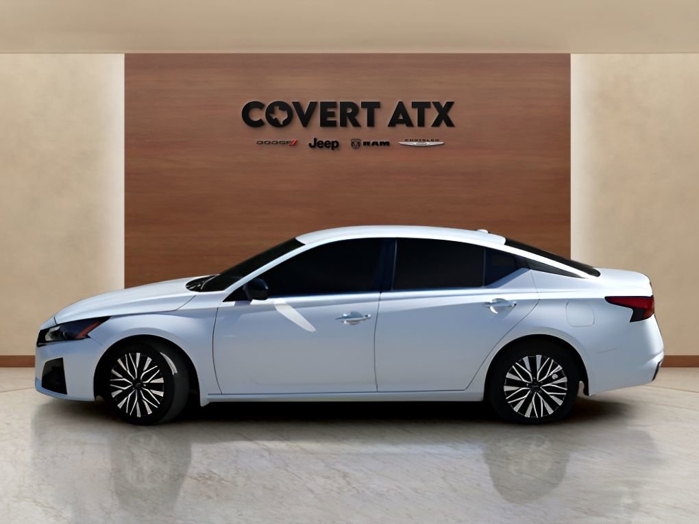 Used 2024 Nissan Altima 2.5 SV image 2