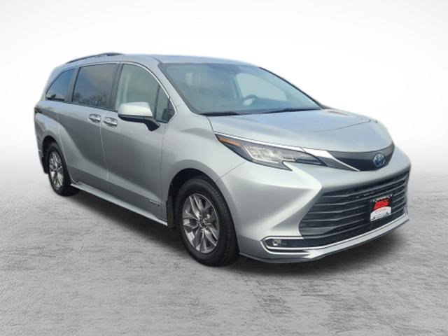Used 2021 Toyota Sienna XLE image 3
