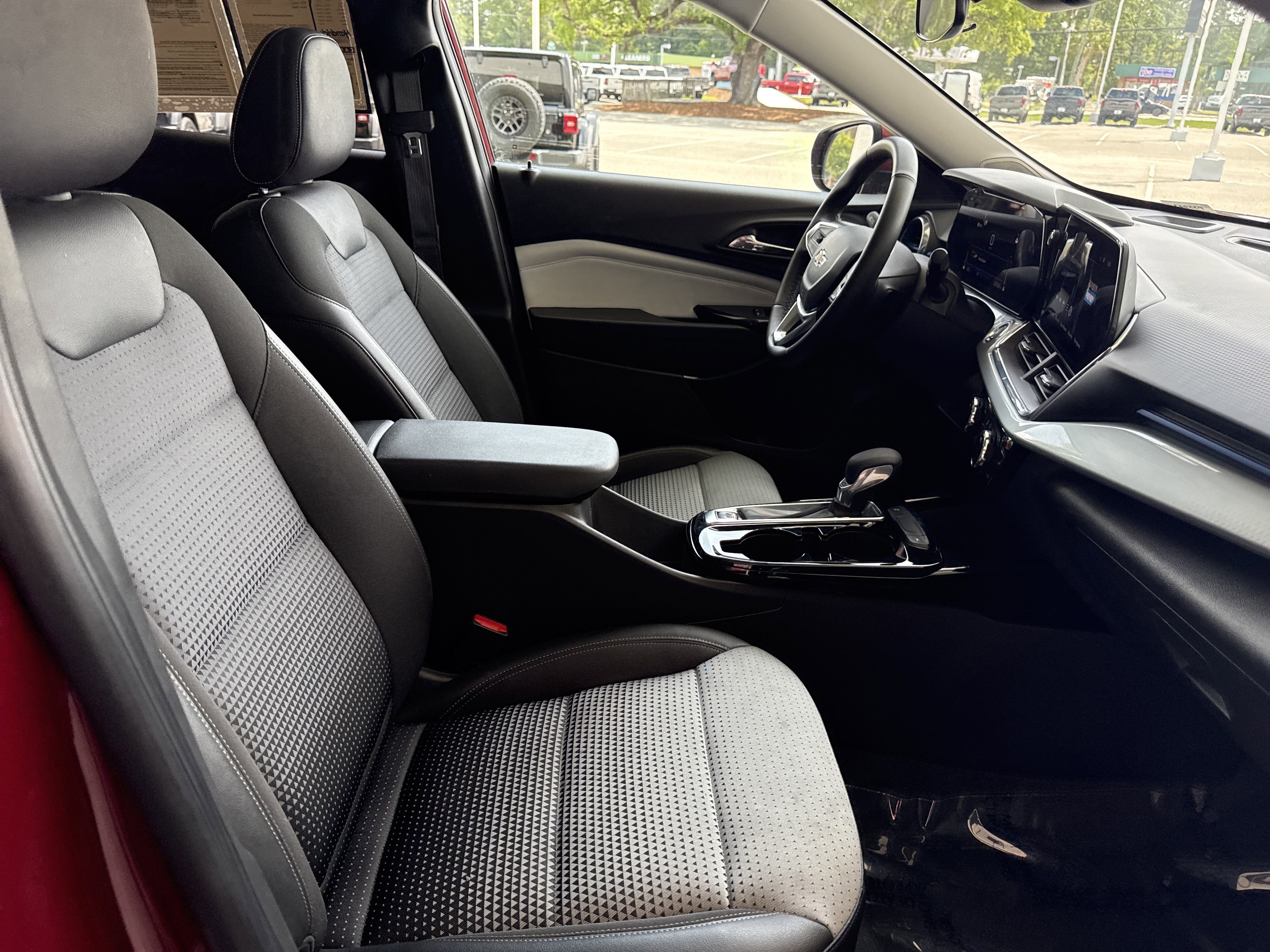 Used 2025 Chevrolet Trax LT w/ LT Convenience Package FWD image 30