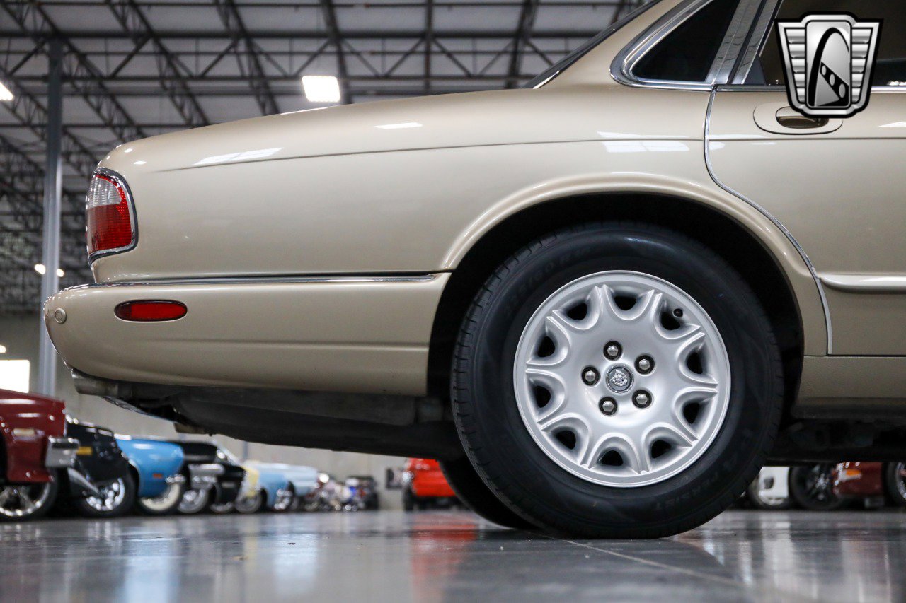 Used 2001 Jaguar XJ8 image 7