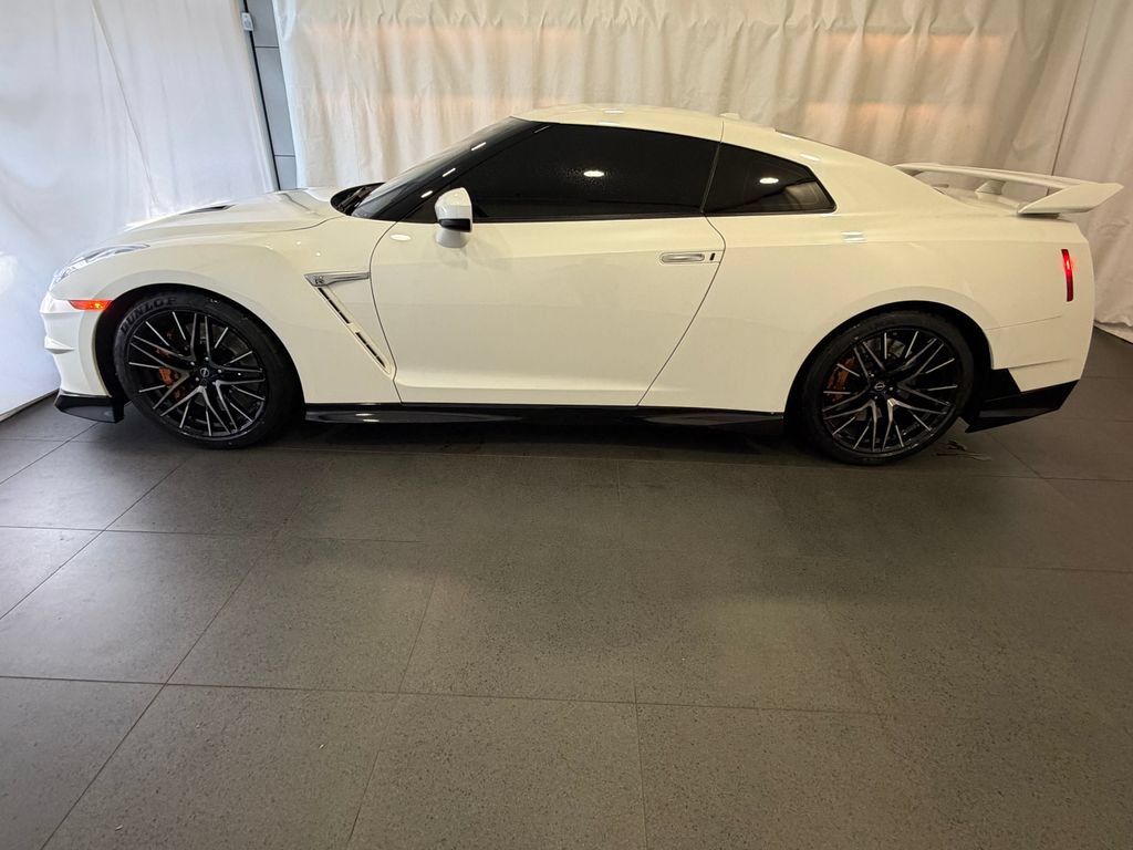 Used 2024 Nissan GT-R Premium w/ Floor Mat Package AWD/4WD image 3