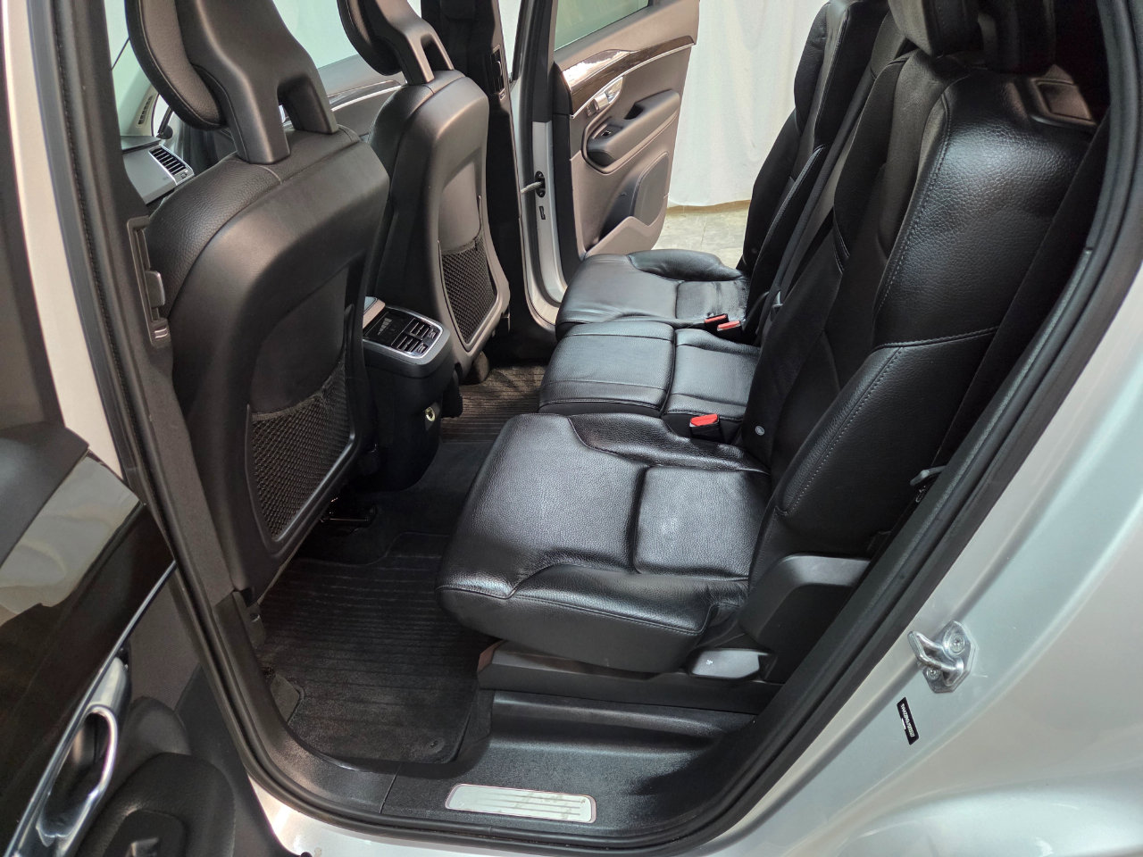 Used 2018 Volvo XC90 T6 Momentum w/ Convenience Package image 16