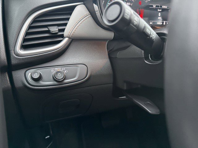 Certified 2022 Chevrolet Trax LT w/ LT Convenience Package image 10