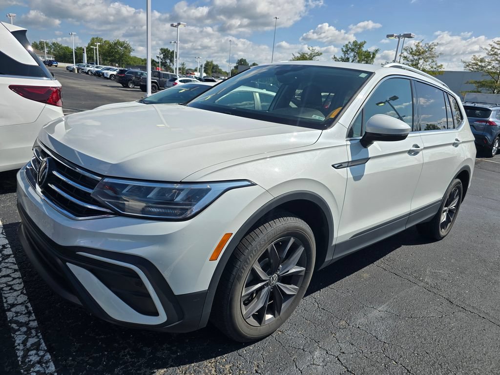 Used 2023 Volkswagen Tiguan SE w/ Panoramic Sunroof Package FWD image 2
