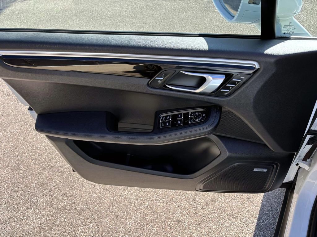 Certified 2025 Porsche Macan image 22