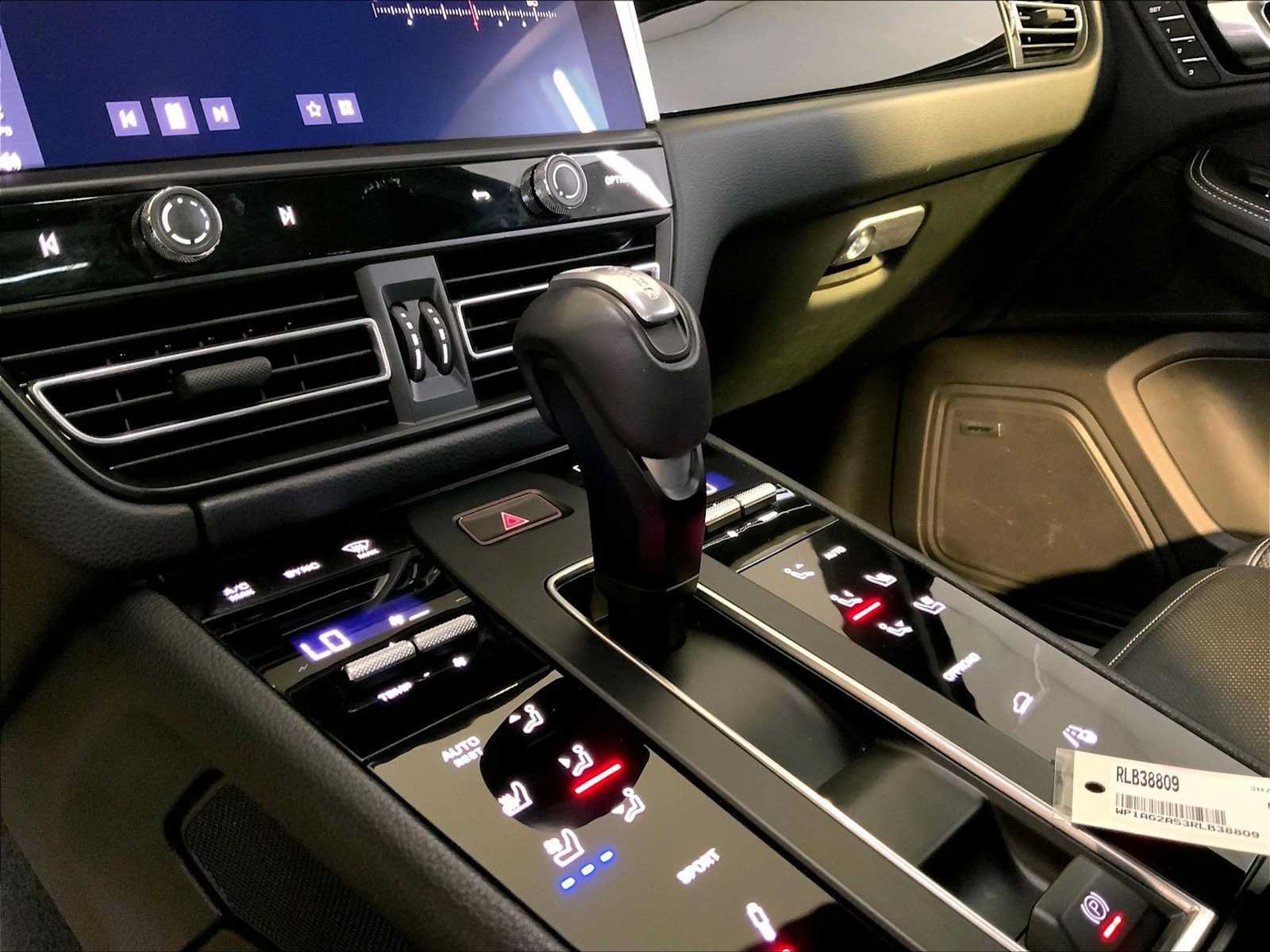 Certified 2024 Porsche Macan S AWD/4WD image 17