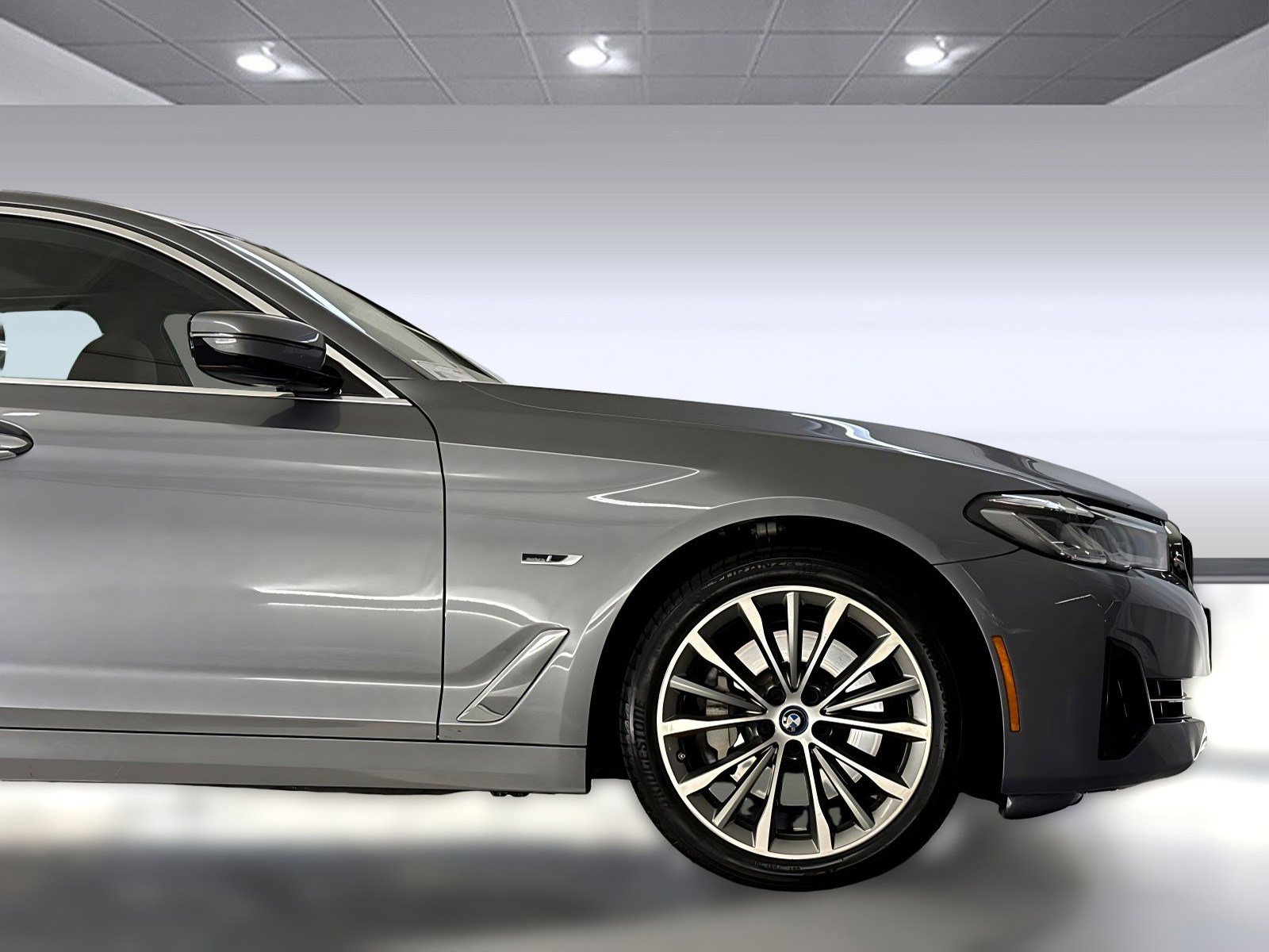 Used 2023 BMW 530e w/ Premium Package image 35