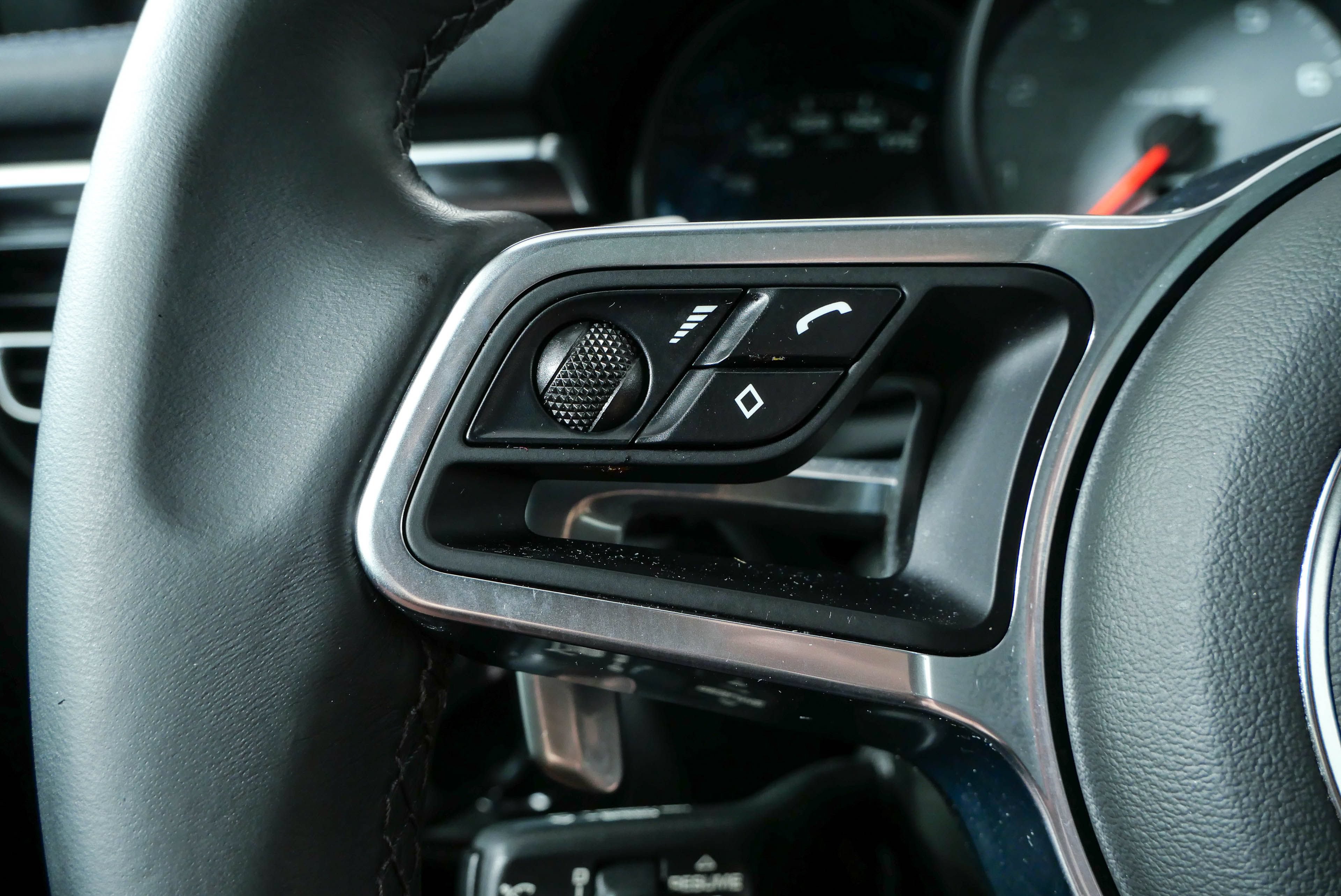 Certified 2021 Porsche Macan S AWD/4WD image 11
