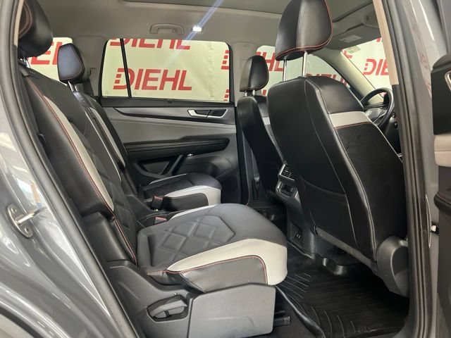 Used 2024 Volkswagen Atlas Peak Edition SE AWD/4WD image 11