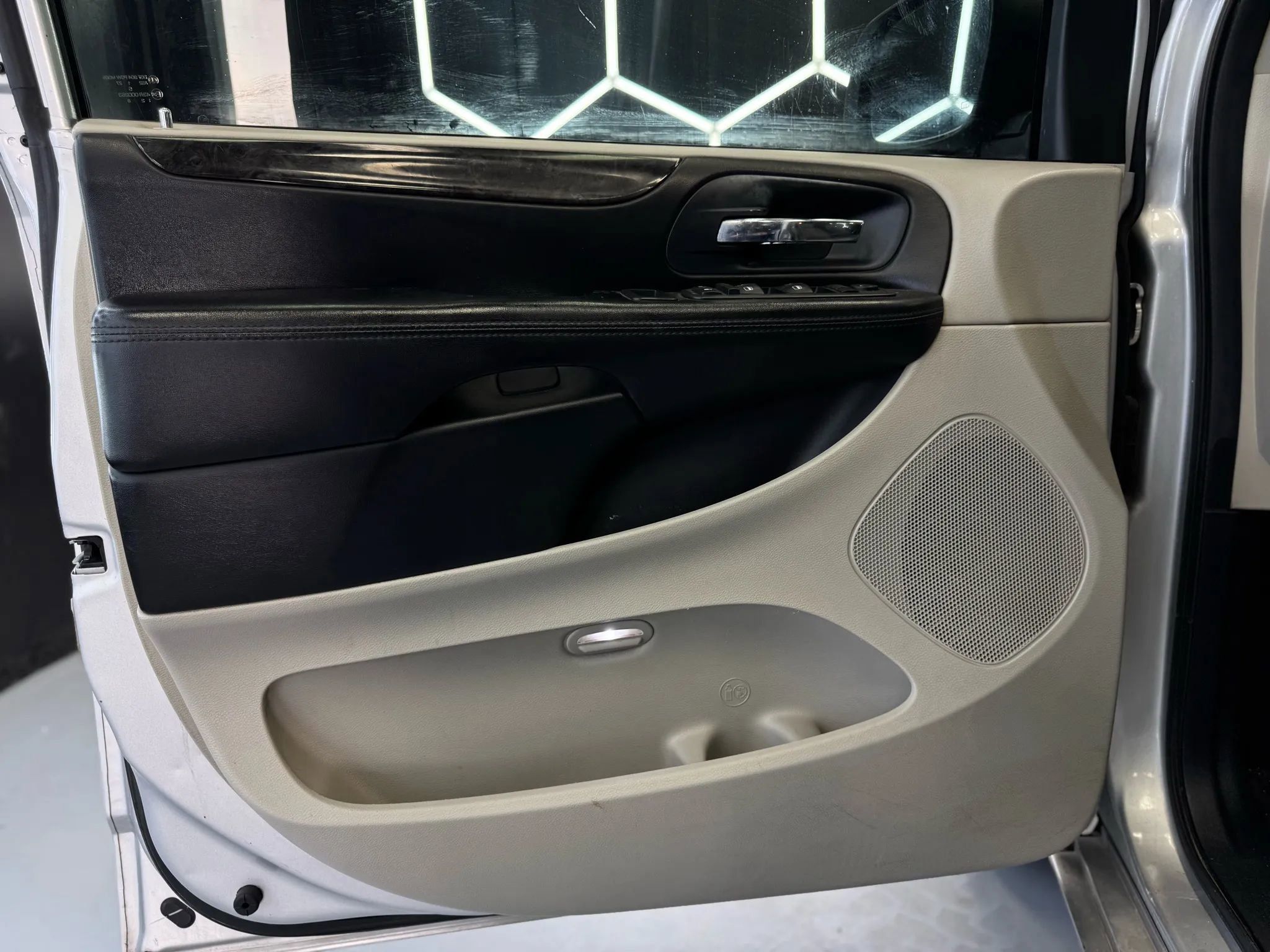 Used 2012 Dodge Grand Caravan SXT FWD image 12