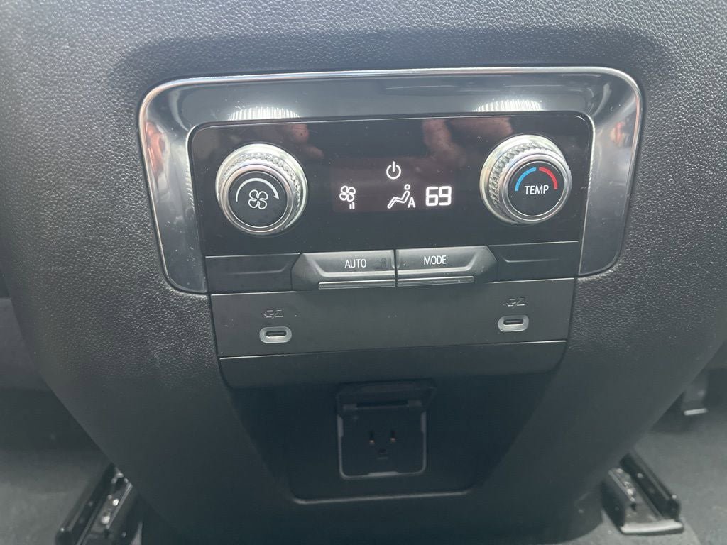 Used 2023 GMC Yukon SLT AWD/4WD image 17