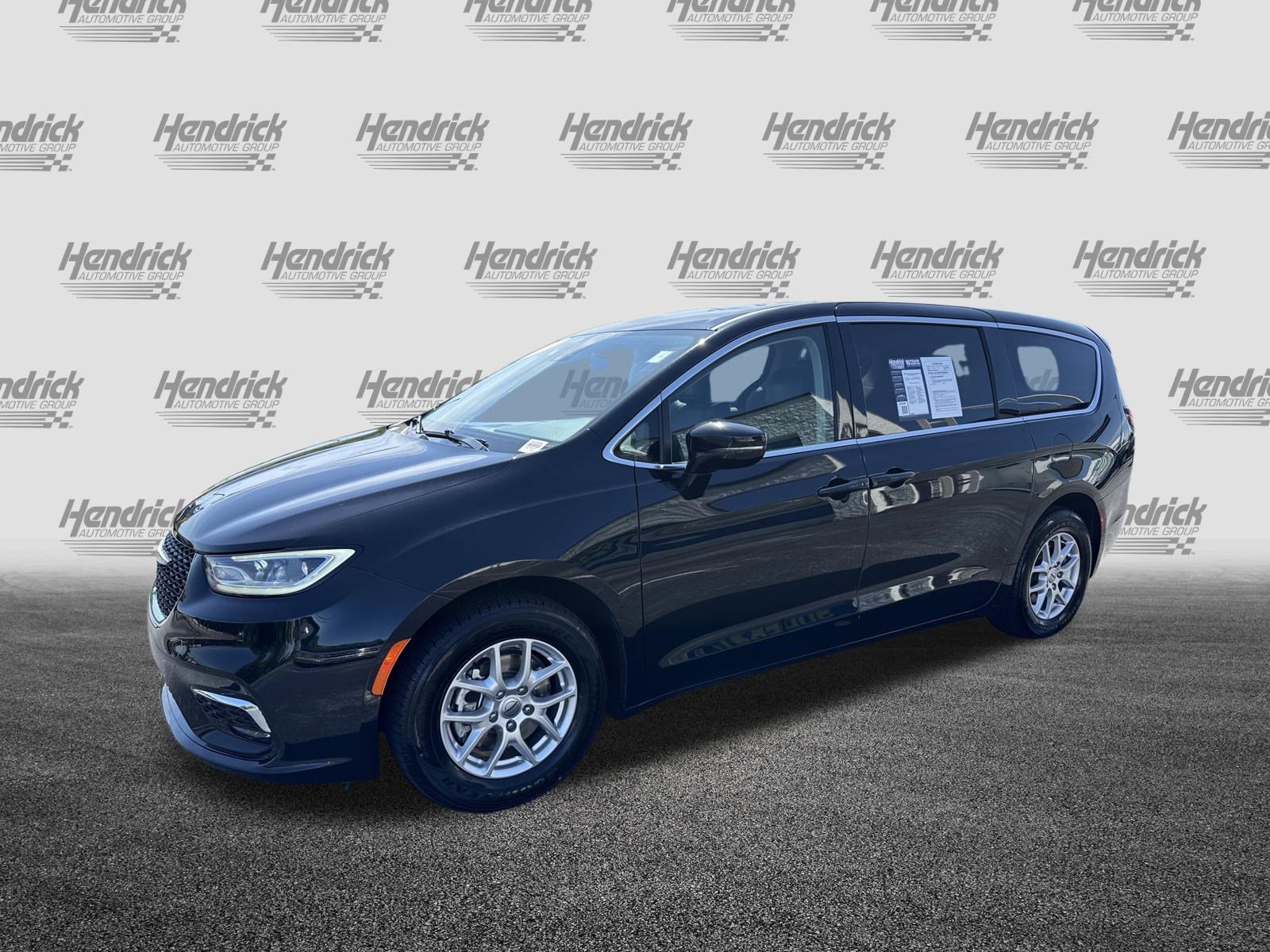 Used 2024 Chrysler Pacifica Touring-L FWD image 5