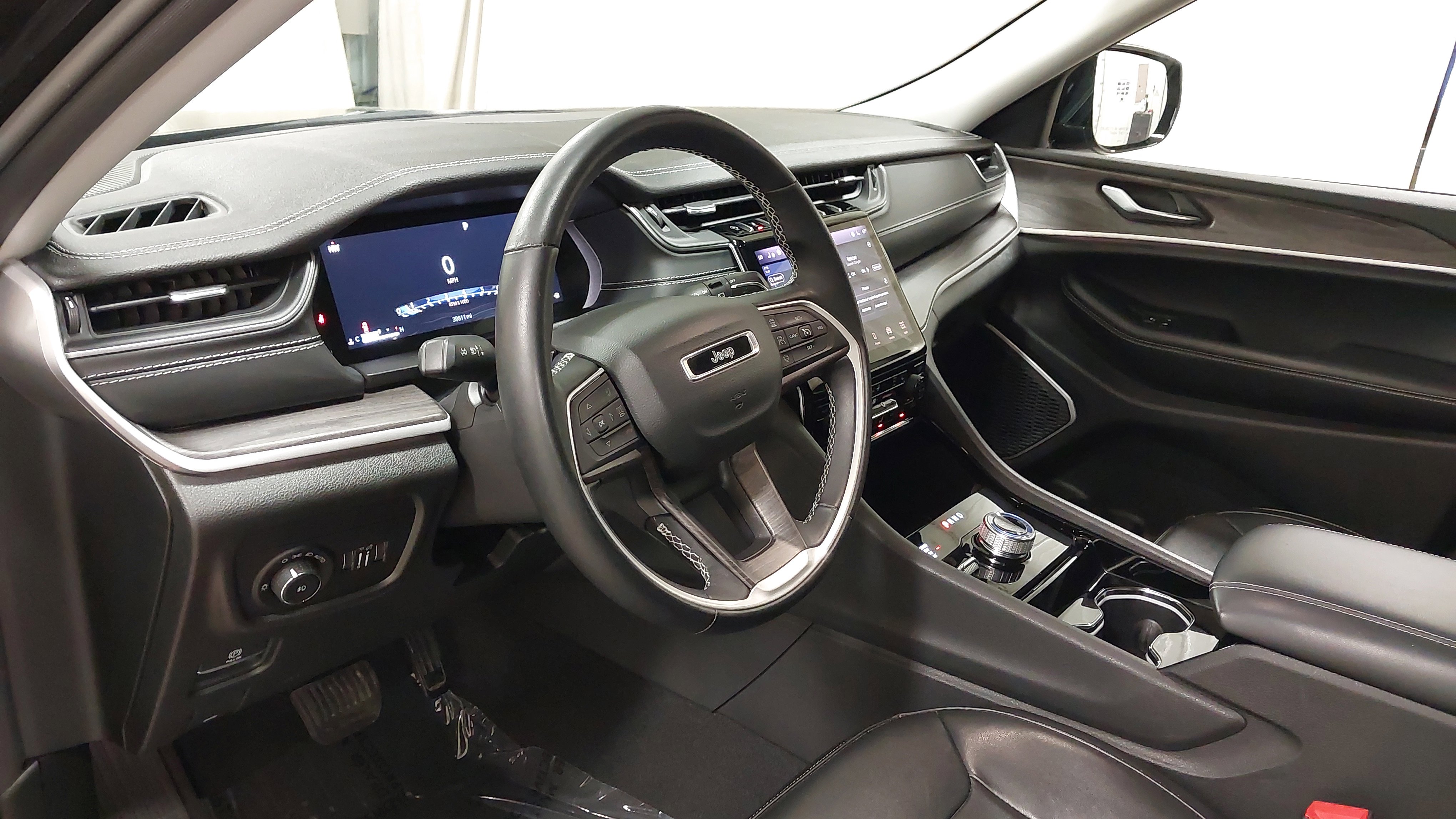 Used 2022 Jeep Grand Cherokee L Limited w/ Black Appearance Package AWD/4WD image 18