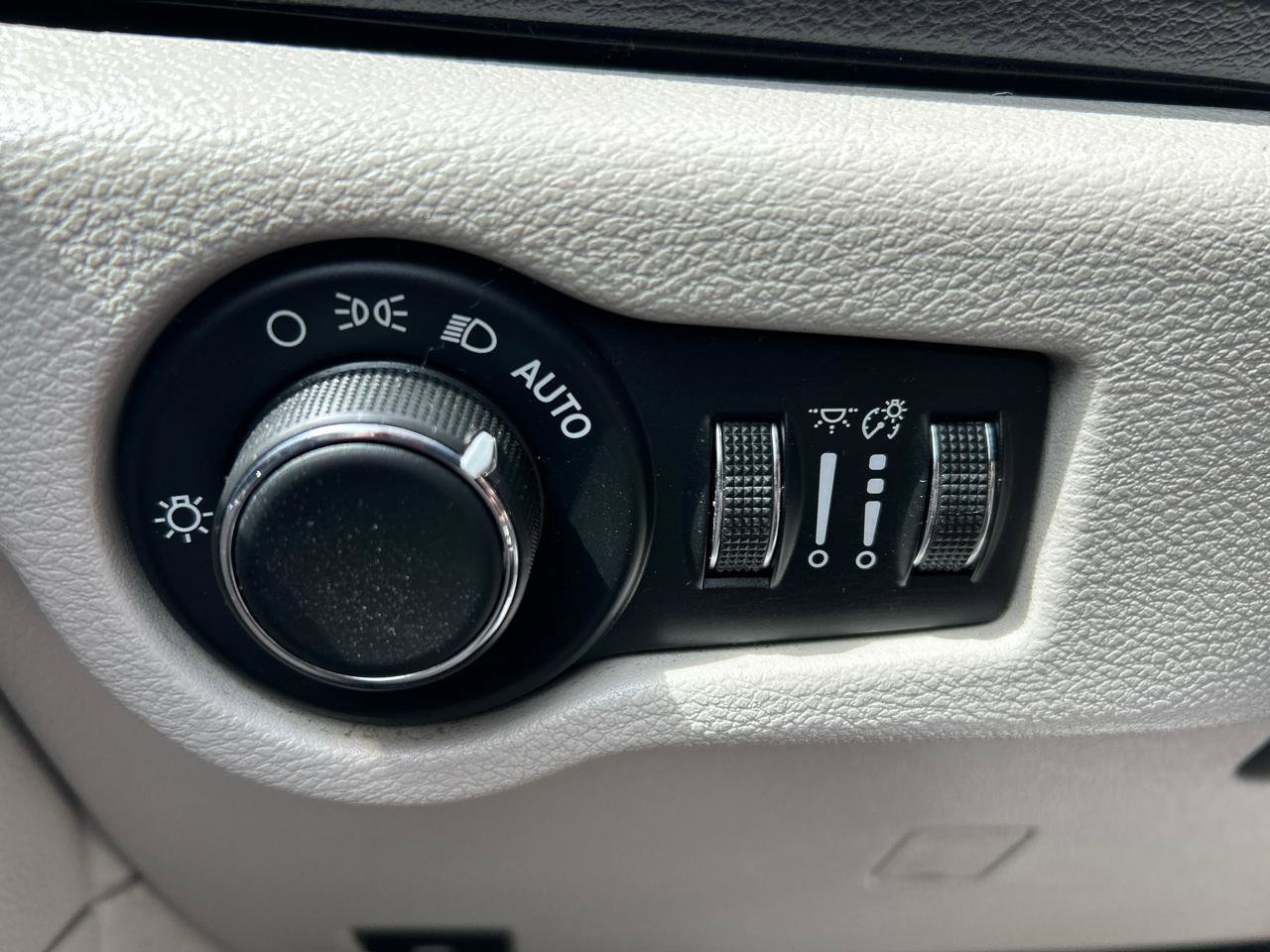 Used 2017 Chrysler Pacifica Touring FWD image 10