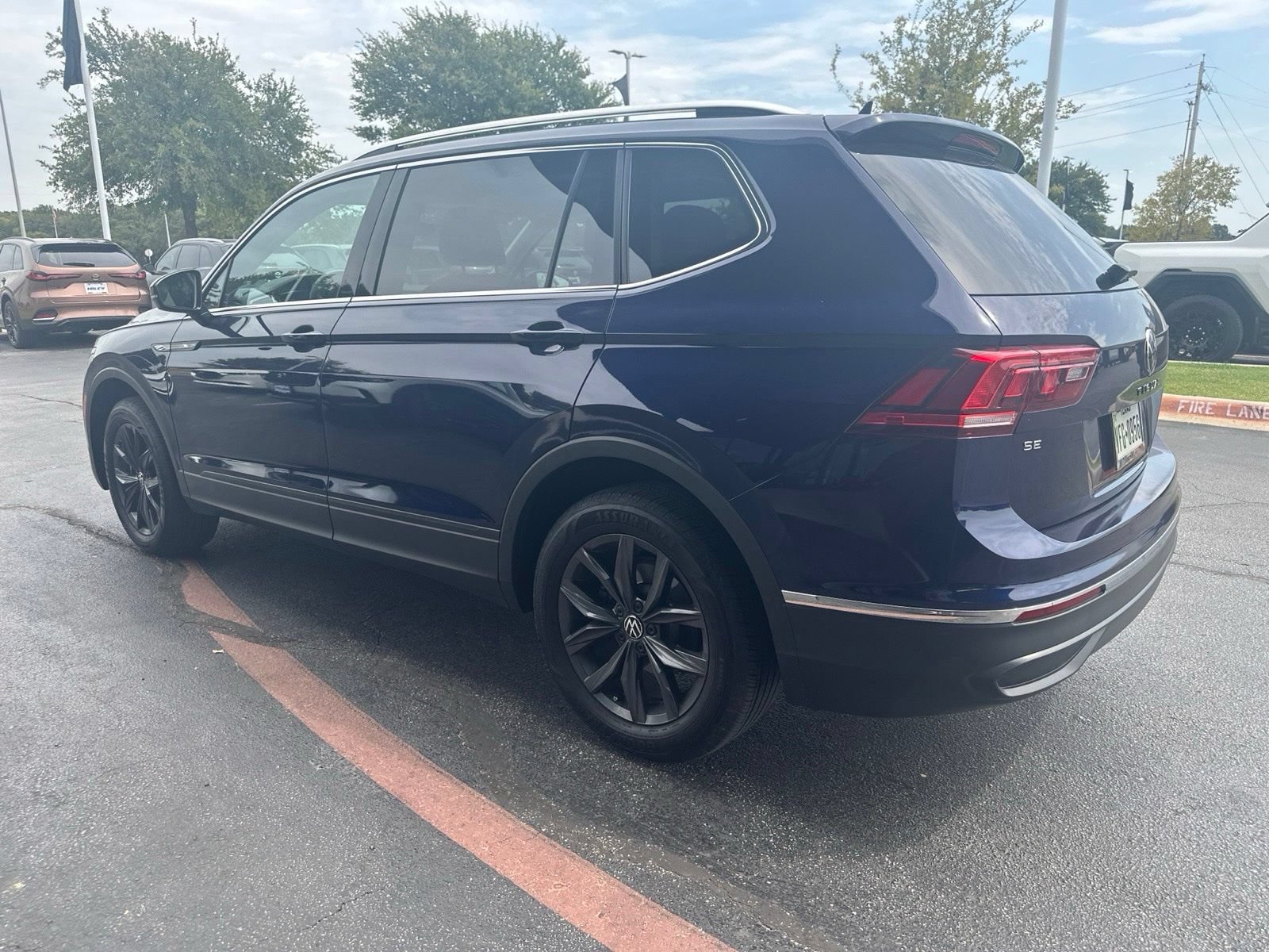 Used 2023 Volkswagen Tiguan SE w/ Panoramic Sunroof Package FWD image 5