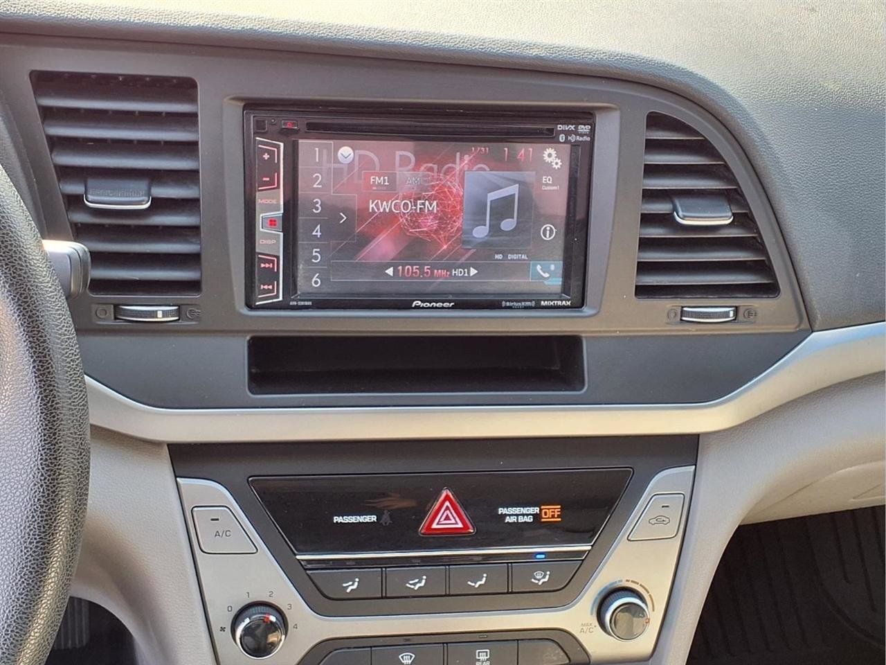 Used 2017 Hyundai Elantra SE image 4