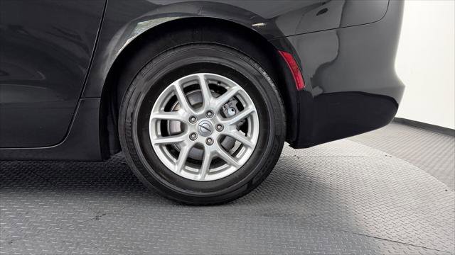 Used 2022 Chrysler Voyager LX FWD image 33