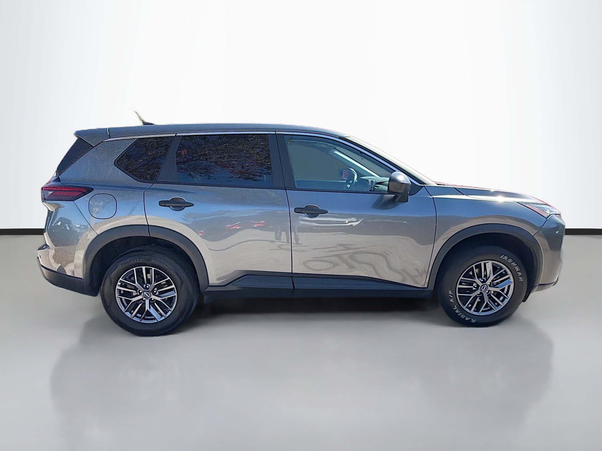 Used 2024 Nissan Rogue S image 2