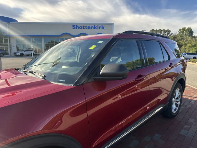 Used 2020 Ford Explorer XLT w/ Equipment Group 202A AWD/4WD image 3