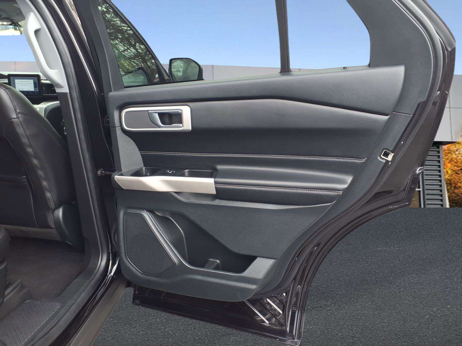 Used 2022 Ford Explorer XLT w/ Equipment Group 202A image 11