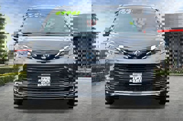Used 2025 Toyota Sienna XLE w/ XLE Plus Package image 10