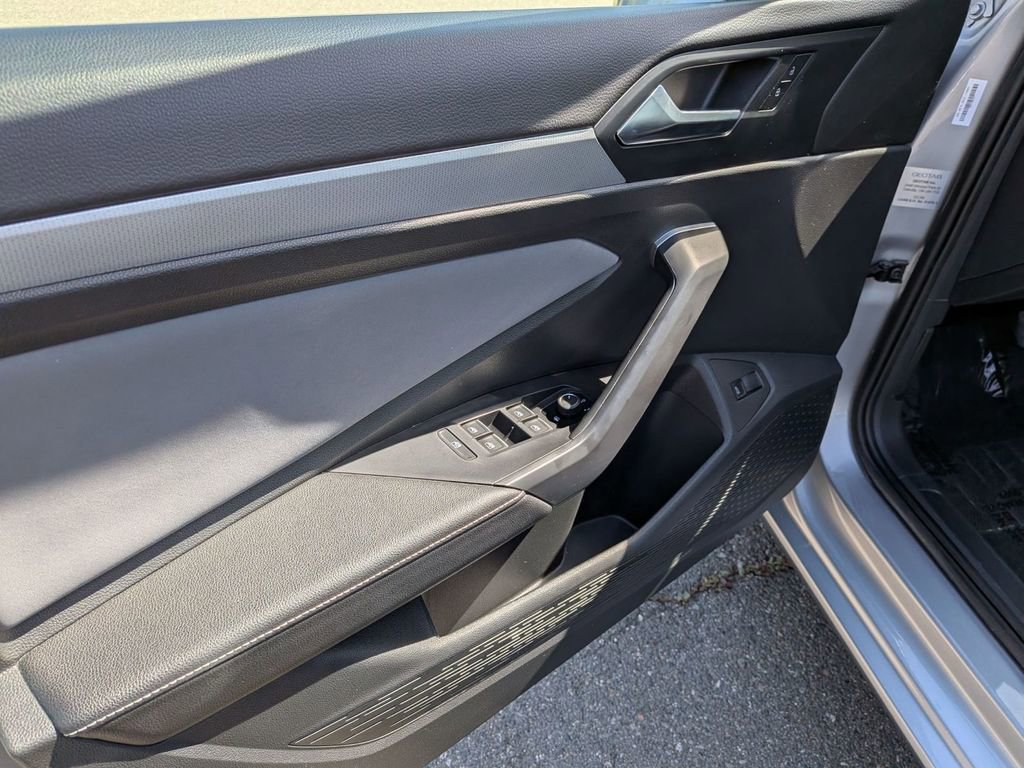 Used 2025 Volkswagen Jetta SE image 13