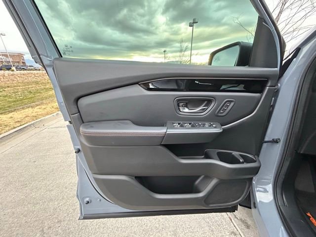 Used 2025 Honda Pilot TrailSport image 8