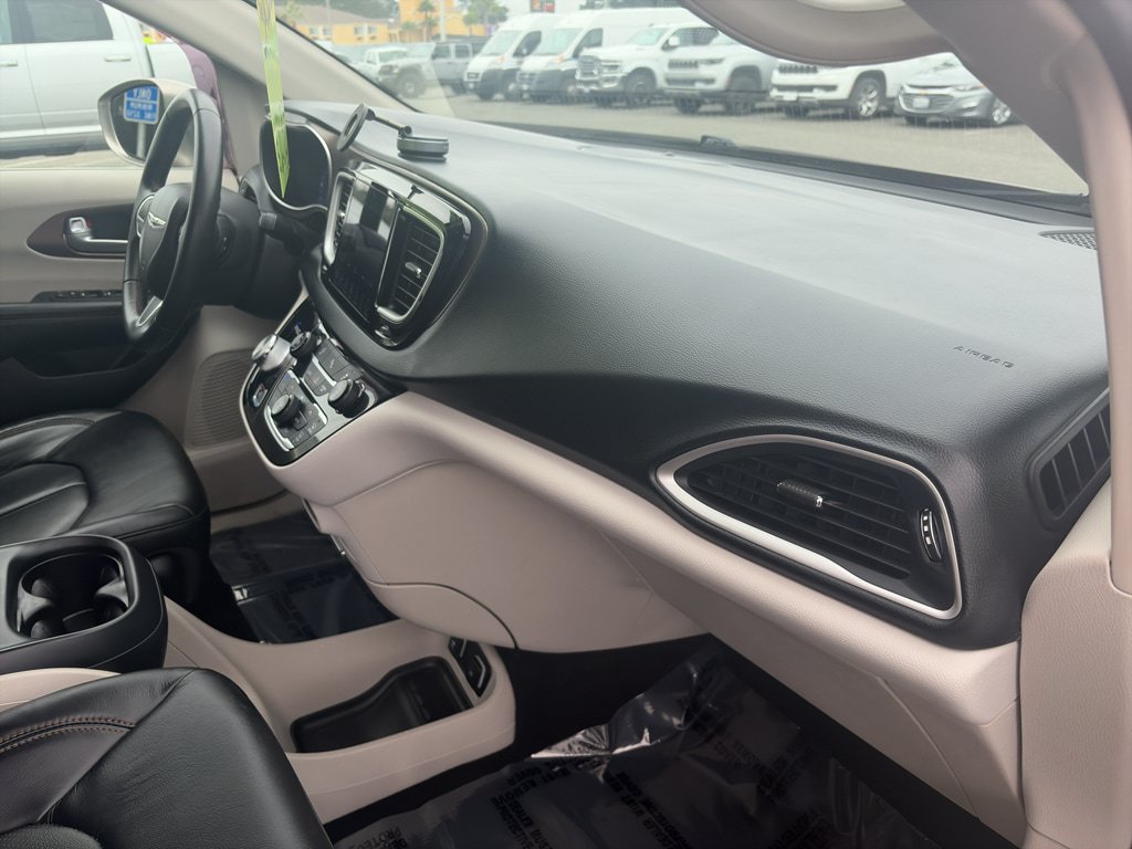 Used 2018 Chrysler Pacifica Touring-L FWD image 23