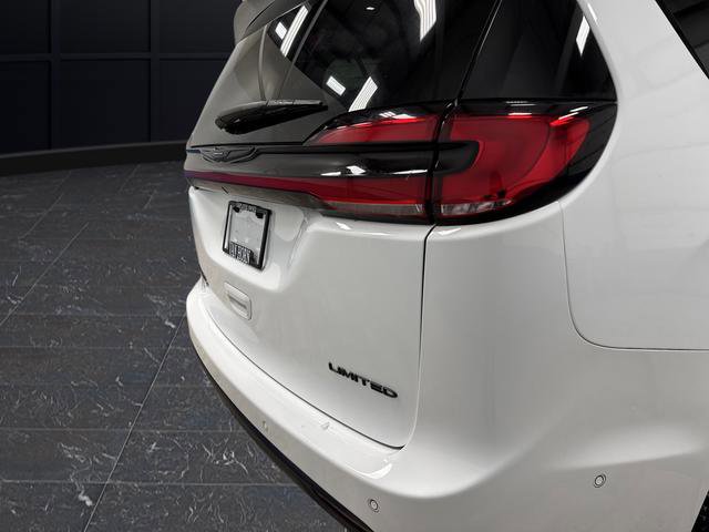 Used 2024 Chrysler Pacifica Limited w/ S Appearance Package image 34