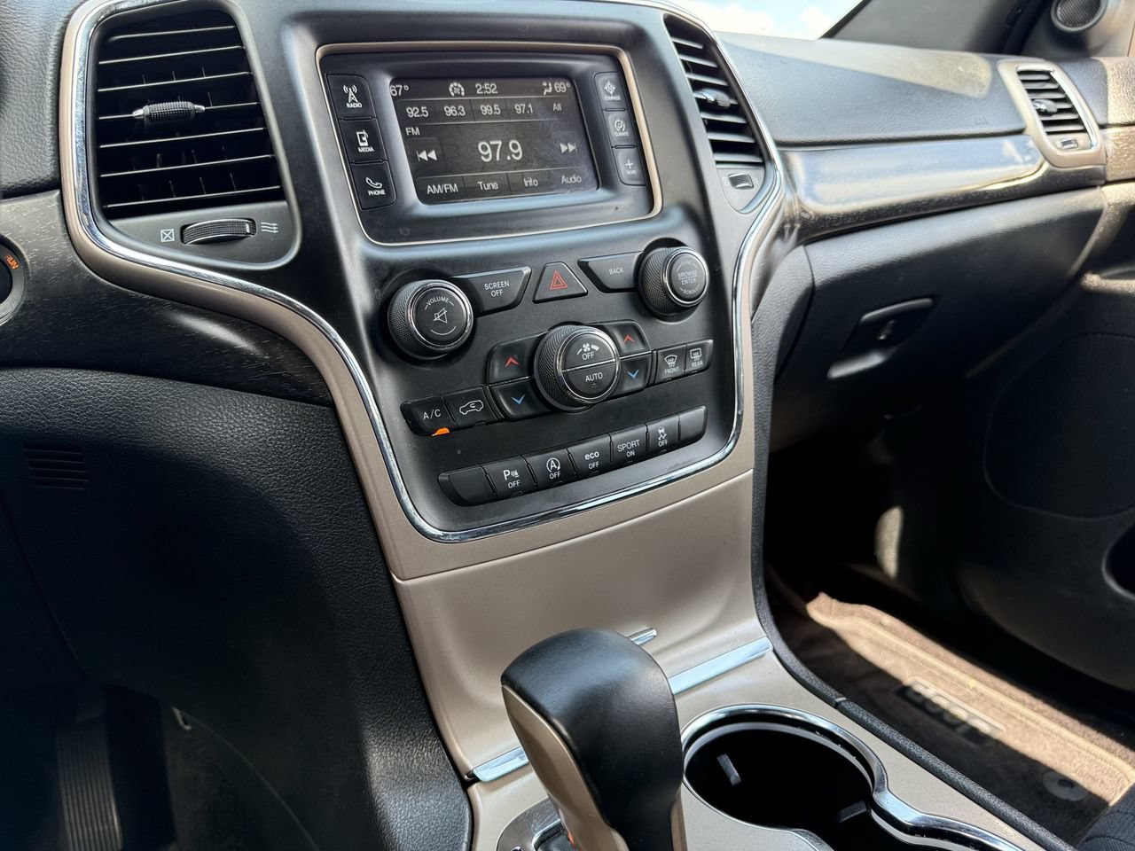 Used 2017 Jeep Grand Cherokee Laredo RWD image 16