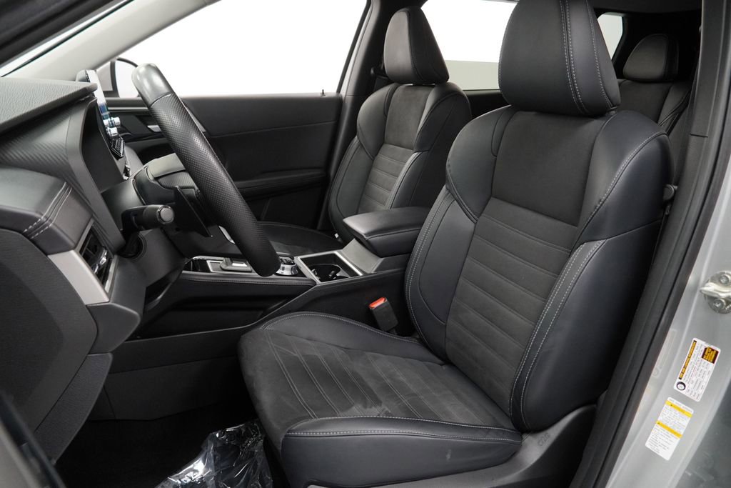 Used 2024 Mitsubishi Outlander SE image 17