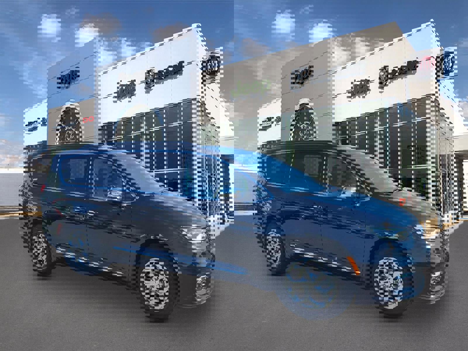 Used 2023 Chrysler Pacifica Limited image 1