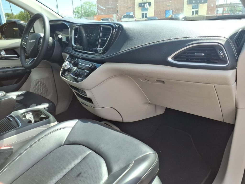 Used 2024 Chrysler Pacifica Select image 10