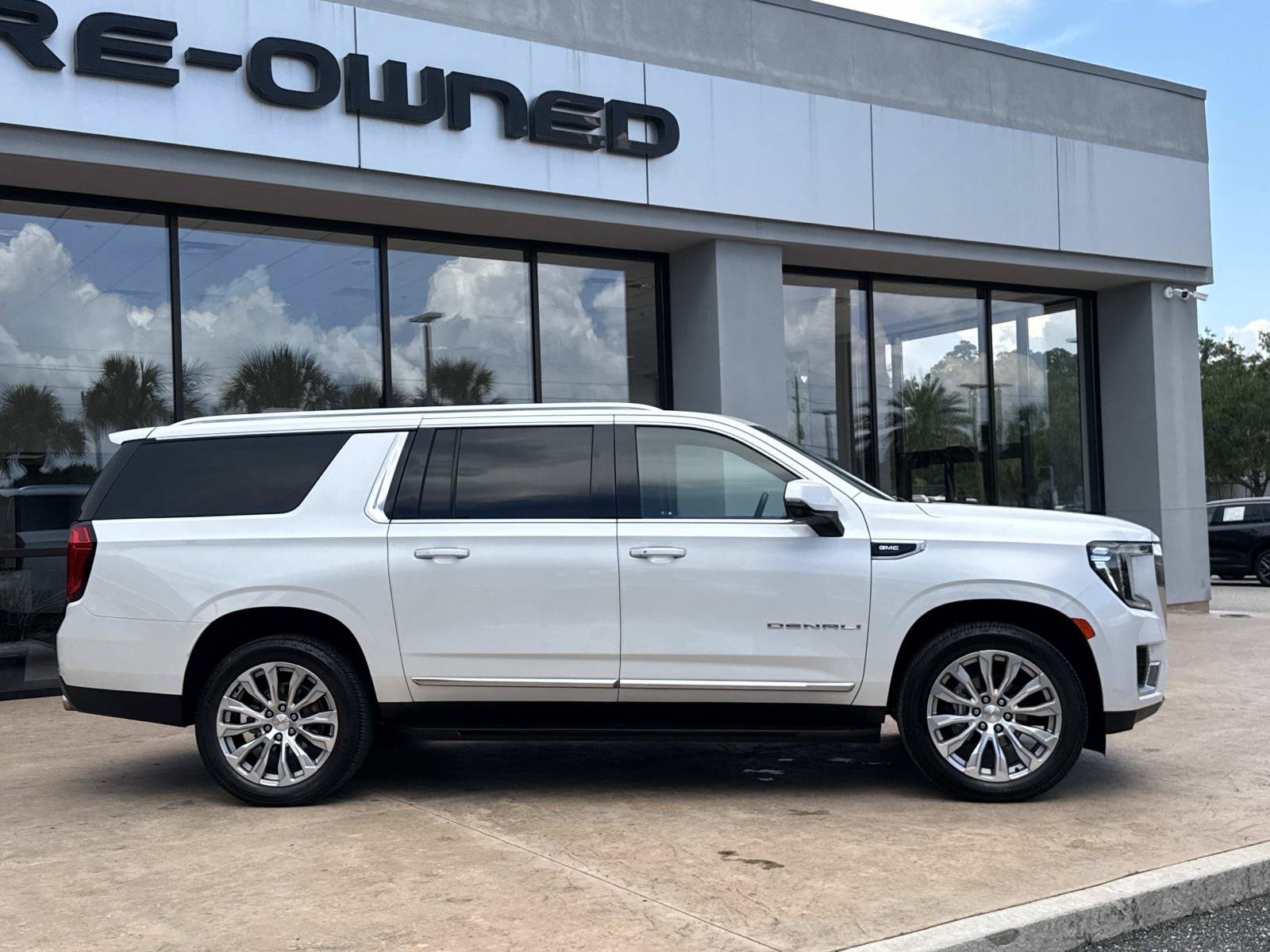 Used 2023 GMC Yukon XL Denali w/ Max Trailering Package AWD/4WD image 2