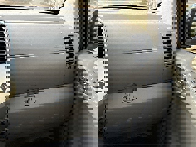 Used 2014 Nissan Frontier SV image 16