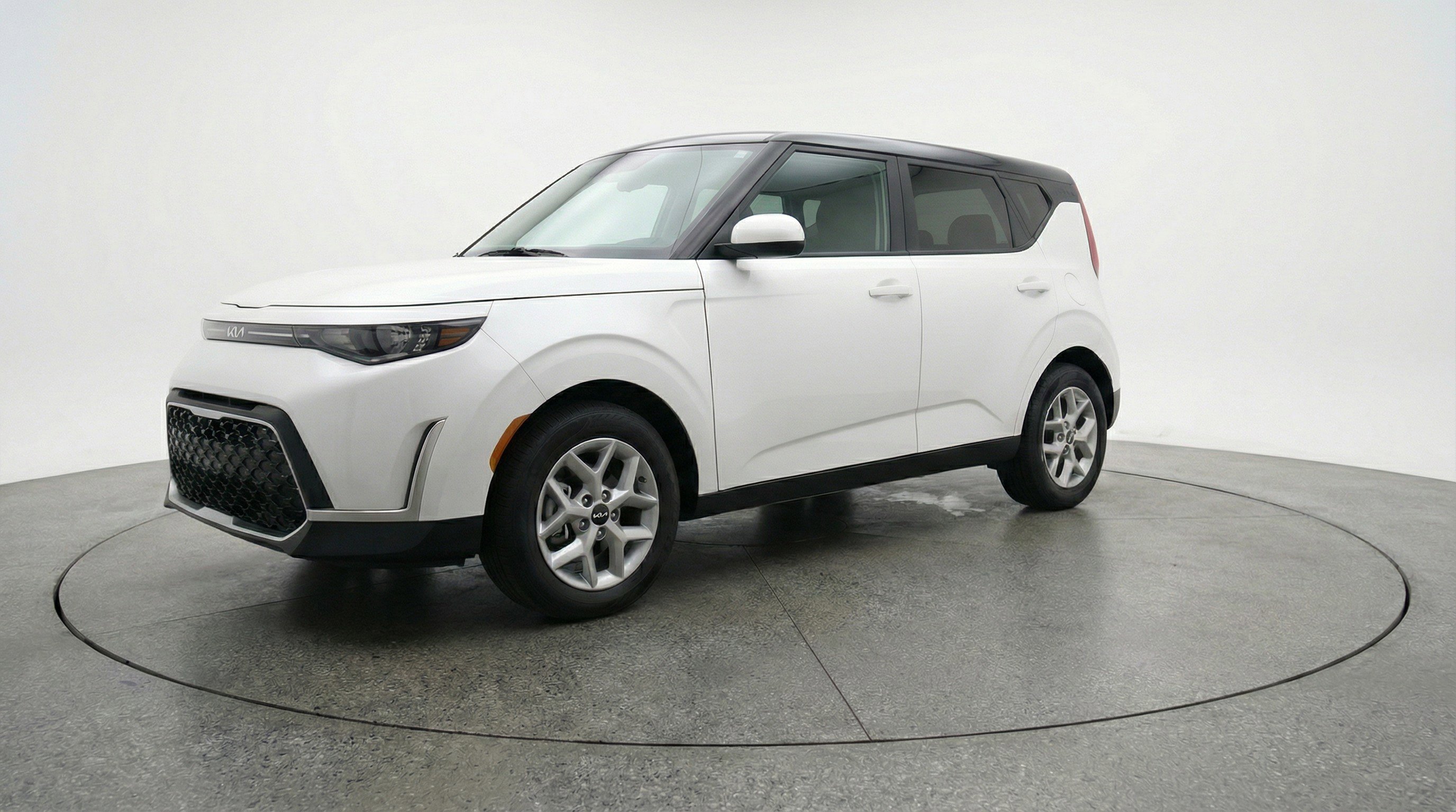 Used 2025 Kia Soul LX w/ LX Technology Package FWD image 3