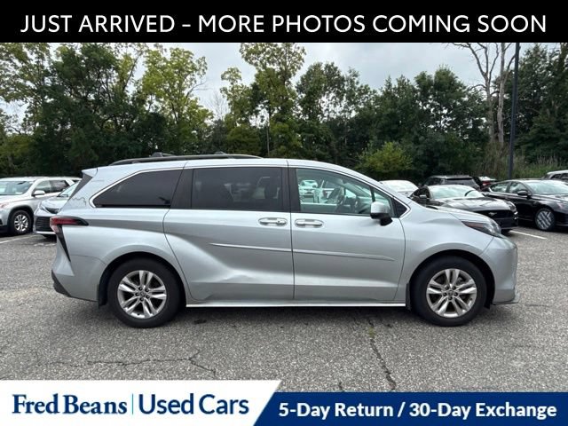 Used 2022 Toyota Sienna XLE w/ XLE Plus Package FWD image 11