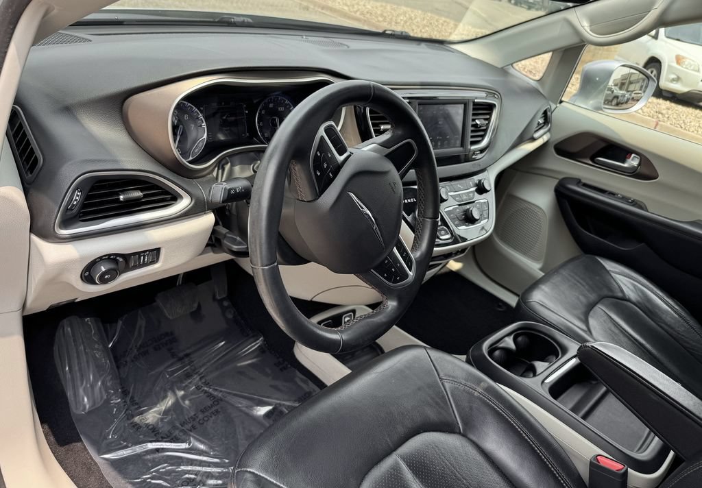 Used 2018 Chrysler Pacifica Touring-L FWD image 15