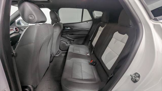 Used 2025 Chevrolet Trax RS w/ Sunroof Package FWD image 18