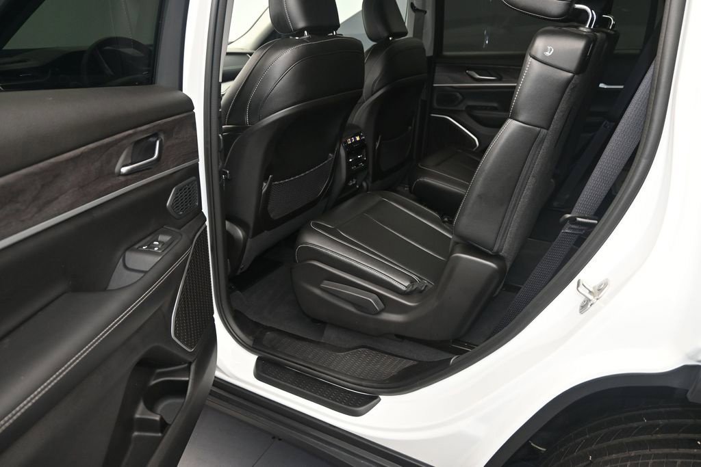 Used 2024 Jeep Grand Cherokee L Limited AWD/4WD image 12